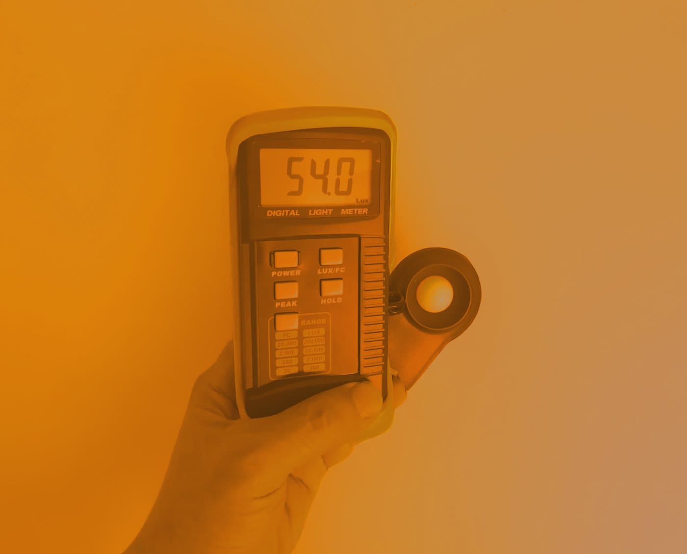 Luxómetro midiendo 53 lux de la tira LED ámbar