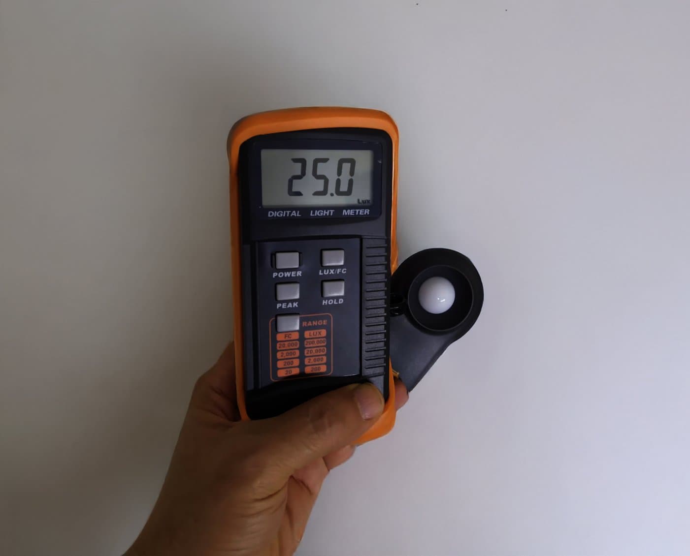 Luxómetro midiendo 25 lux de la iluminación de emergencia con tira LED
